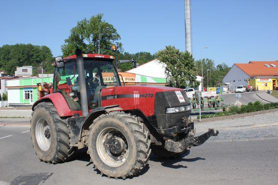 Zemědělci dnes v Polici nad Metují protestovali, ale dopravní problémy nezpůsobili
