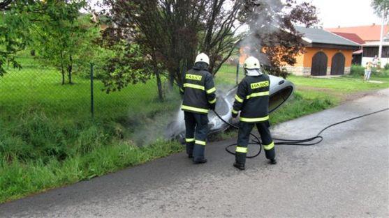 V Božanově se při nehodě vozidlo převrátilo na střechu a vzňalo se