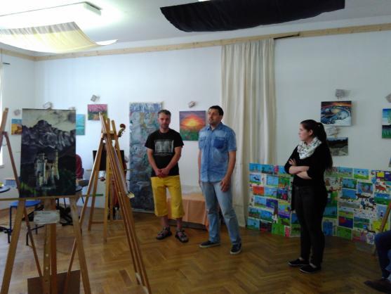 V Zeleném domečku vystavují své obrazy žáci výtvarného oboru Základní umělecké školy v Polici nad Metují 