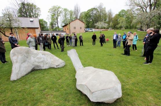 "Vždycky mne bavilo hledat v přírodních útvarech nějaký skrytý význam," říká sochař Jakub Goll