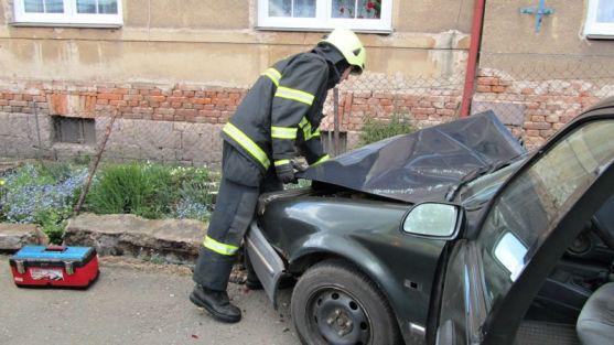 Řidička přehlédla zaparkované vozidlo u krajnice a narazila do něj