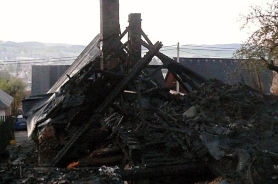 V pondělí hořela v Polici nad Metují střecha domu a na Ruprechtickém Špičáku les