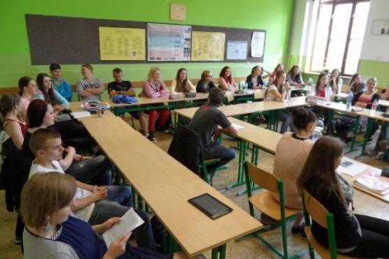 Gymnázium v Broumově navštívila dcera spisovatele Egona Hostovského 