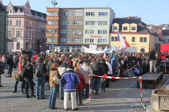 Na náchodském náměstí jednomyslně znělo: "Chceme čistou vodu!"