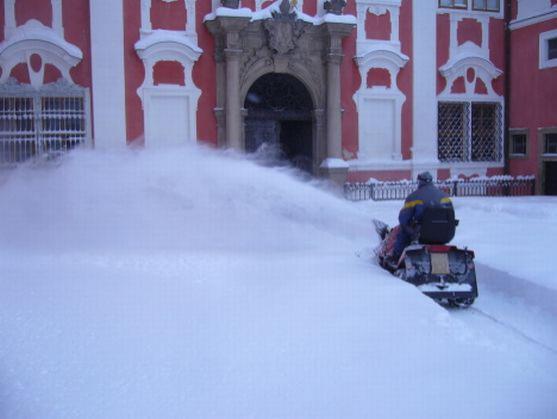 Broumovský výběžek zasypal sníh a způsobil problémy v dopravě