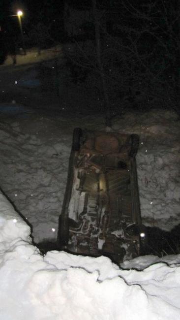 Při dopravní nehodě v Heřmánkovicích skončilo vozidlo převrácené na střeše v potoce