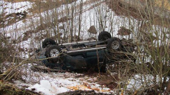 V Heřmánkovicích u Broumova se vozidlo skutálelo ze svahu