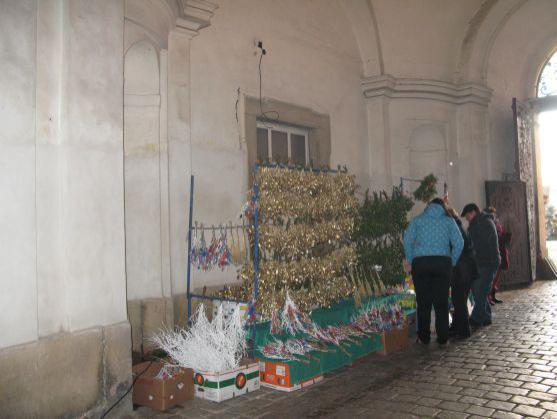 Vánoční trhy s kulturním programem přilákaly na nádvoří broumovského kláštera stovky návštěvníků