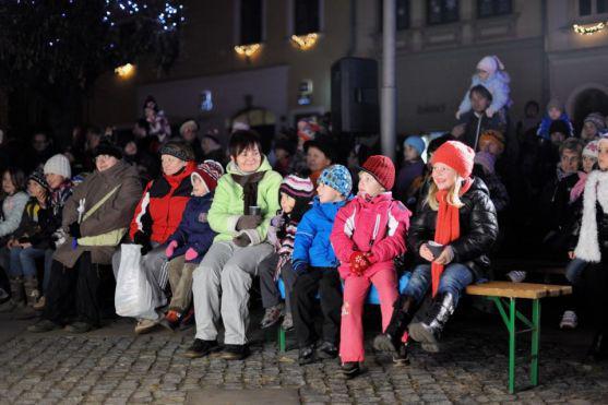 Vánoční strom na broumovském náměstí se v neděli rozsvítil