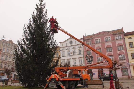 Vánoční stromy ve městech a obcích jsou připraveny na rozsvícení