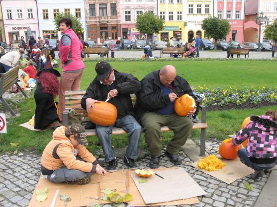Na broumovském náměstí se sešlo 71 "dlabačů" dýní