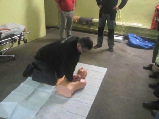 Broumovští policisté absolvovali přednášku zaměřenou na poskytování první pomoci a na život zachraňující úkony