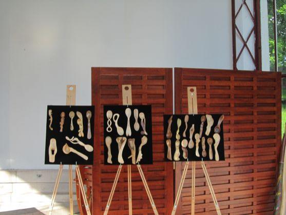 V altánu ve Schrollově parku jsou vystaveny lžíce a hlavy 