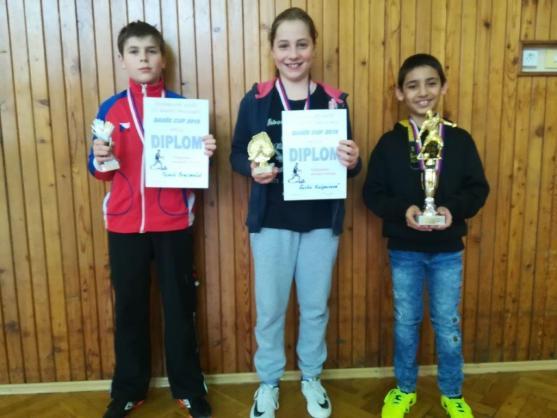 Starší přípravka Slovanu Broumov ukořistila na turnaji ve Vamberku tři poháry 