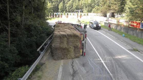 Převrácené nákladní vozidlo zatarasilo v Polici nad Metují silnici