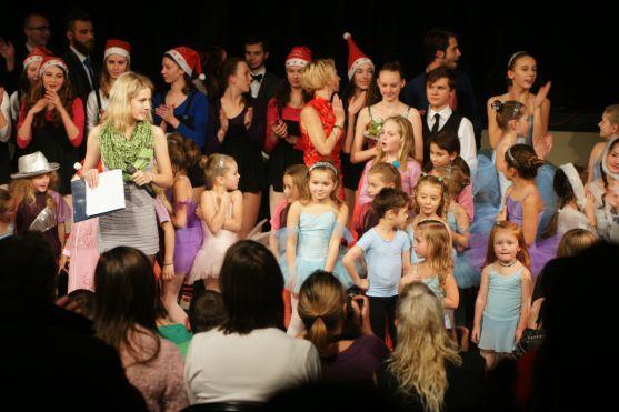 V choreografii Ukrajinky tančily Češky, Vietnamka a Polák 