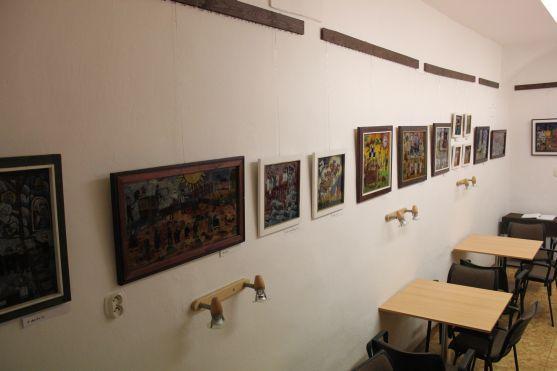 V broumovské knihovně vystavuje své podmalby na skle Jaroslav Novák 