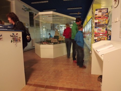 Muzeum papírových modelů viděli návštěvníci za nočního osvětlení 