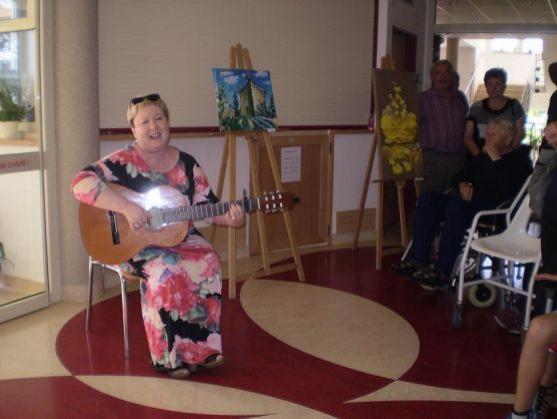 V polickém Domově pro seniory se koná výstava Josefa Kleinera Kámen a listí 