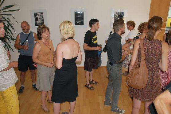 Své fotografie na terase polických Pellyho domů vystavuje Jana Pechlátová. Výstava má název Lykantropie 