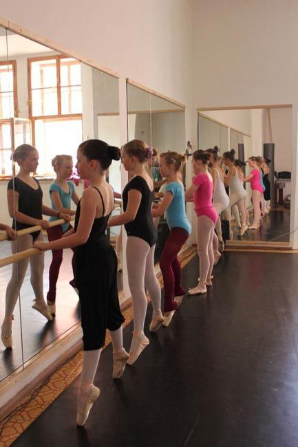 Skupina baletek Heleny Ogriščenkové připravuje vystoupení v historickém prostředí broumovského kláštera 