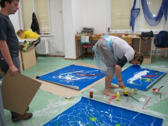 Ohlédnutí za Ateliérem Martiny Váňové věnovaném akční malbě 