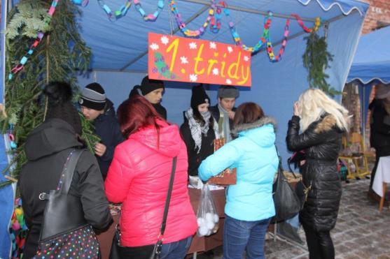 "Vítáme všechny, kdo se necháte rádi předvánočně naladit. Letos se tu scházíme již jedenáctým rokem!"