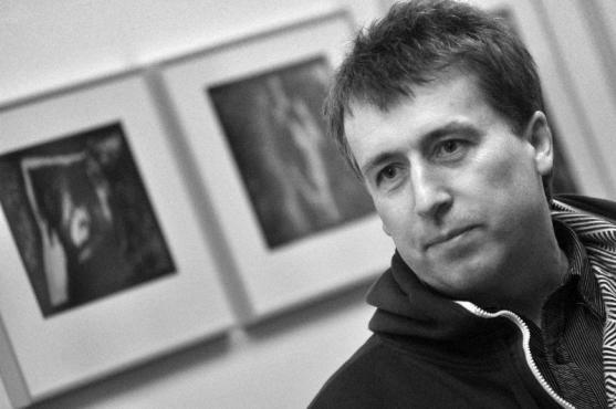 V broumovském Klubu ROK vystavuje své olejotisky Rostislav Krámský 