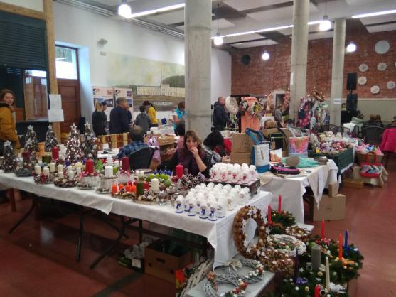 Adventní jarmark v Meziměstí se konal v teple sálu Centra Walzel