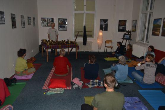 Relaxace při tibetských miskách s Waltrem Erberem 