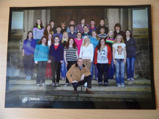 Okolí gymnázia v Broumově vonělo octem a levnými parfémy 