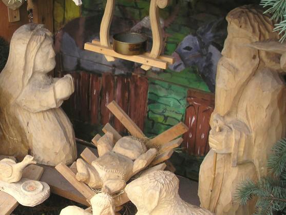 Řezbář Petr Hnyk z Teplic nad Metují a děti z Police nad Metují 