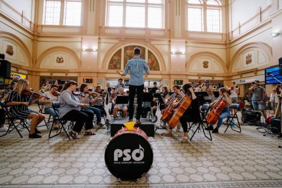 Při koncertním benefičním turné po nádražích muzikanti z Police Symphony Orchestra vybrali pro Plešouny přes sto tisíc korun 