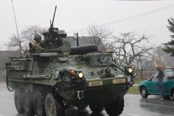 Američané do Náchoda pospíchali. Podél silnic je vítaly davy lidí