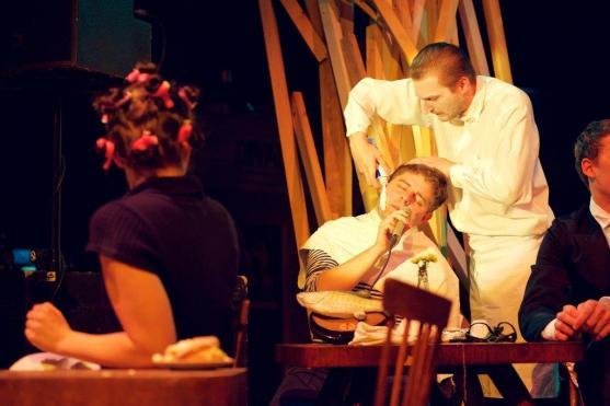 Zneuznalý kouzelník, vražedkyně a ovdovělá nevěsta přivezou originální představení Café Bizarre