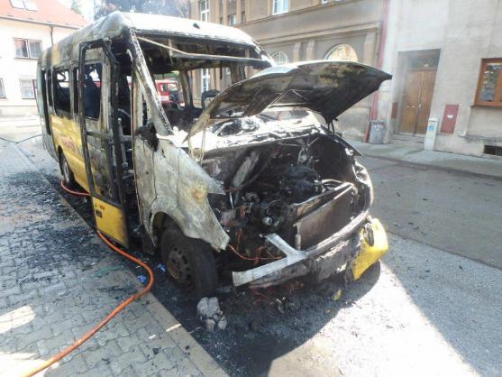 V Polici nad Metují shořel autobus