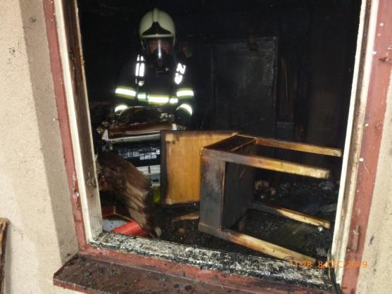 Hasiči zachraňovali člověka, hasili požár a asistovali u dopravní nehody