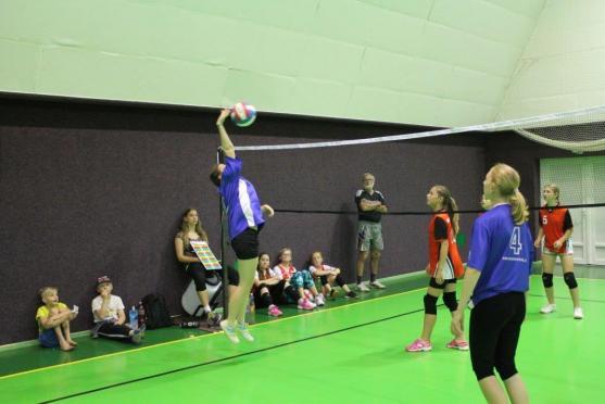 Na turnaji barevného volejbalu se dařilo broumovským týmům
