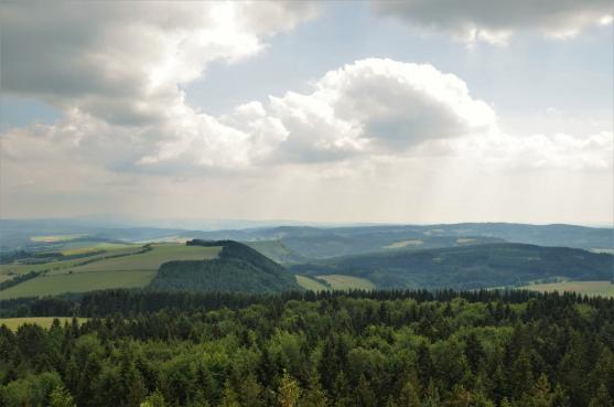 Z Janovic cestou dalekých výhledů po vnitřní kuestě Polické pánve