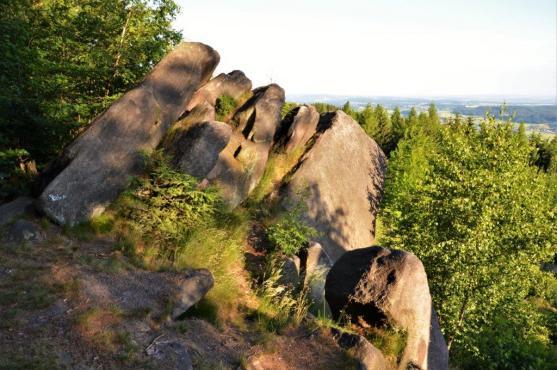 Z Radvanic přes tajemné Jestřebí hory do historických Malých Svatoňovic