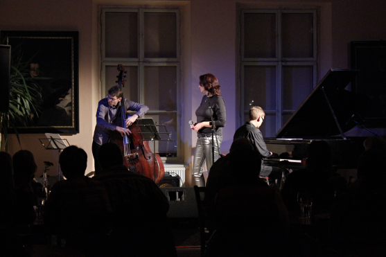 Středeční ArtCafé si získalo Miriam Bayle Trio nestrojeným podáním jazzu 