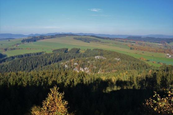 Z Police nad Metují přes stolový vrch Ostaš k pískovcovým sloupkům v České Metuji