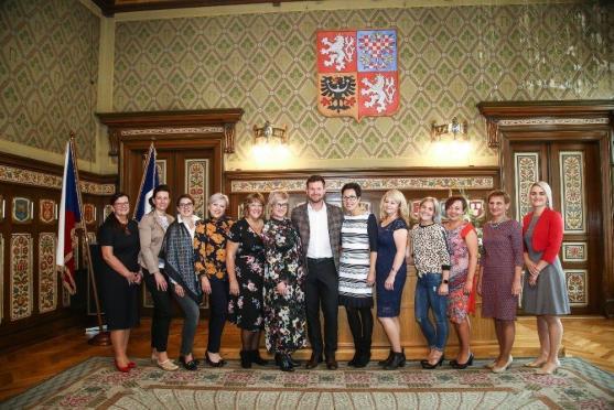 Hold Karlu Gottovi vzdaly také finalistky soutěže Batist Nej sestřička