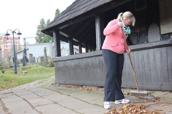 Dobrovolníci uklízeli v klášteře a hřbitovním kostelíku 