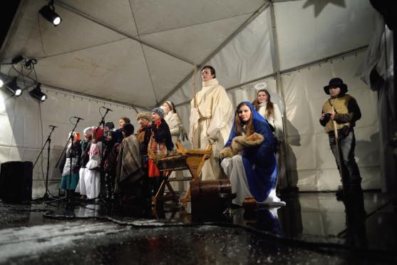 Broumovské náměstí ožilo díky živému betlému