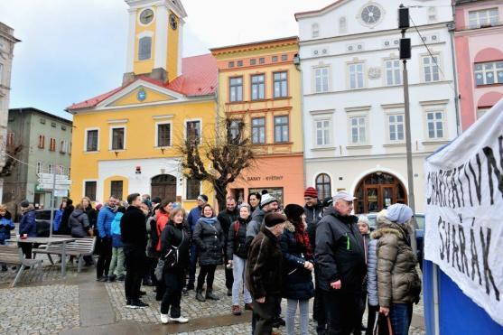 Charitativní svařák na podporu broumovské nemocnice přilákal na náměstí desítky lidí