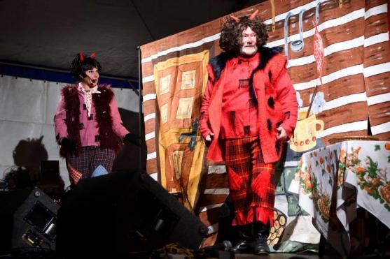 Na broumovském náměstí se v neděli rozsvítil vánoční strom