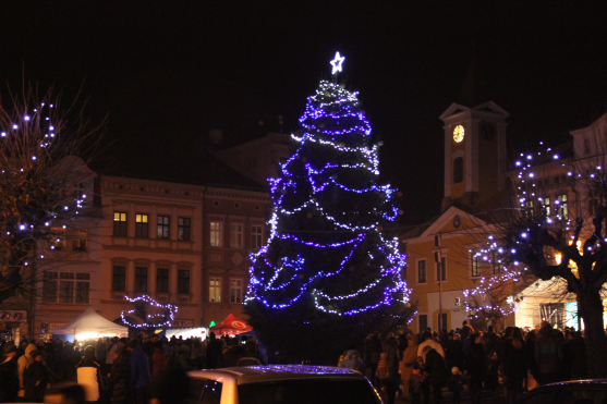 Broumovské náměstí rozzářil vánoční strom