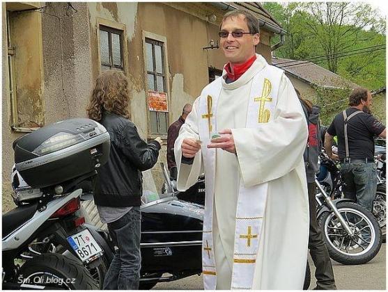 Motorkáři si nechali požehnat své stroje
