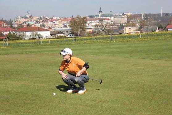 Golfisté z Grosshofu vybrali přes tři tisíce korun na broumovský psí útulek